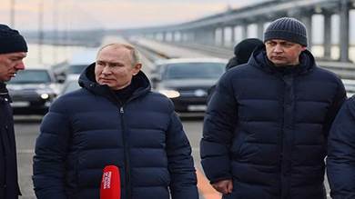 الرئيس الروسي فلاديمير بوتين خلال زيارة جسر القرم الرابط بين البر الرئيسي لروسيا وشبه جزيرة القرم عبر مضيق كيرتش